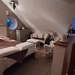 Au Bonheur De Mona *